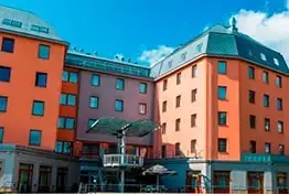 Doporučený hotel v Plzni – exteriér historické budovy