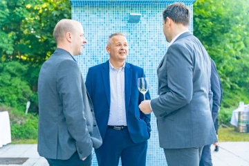 Hosté konference TAL u bazénu